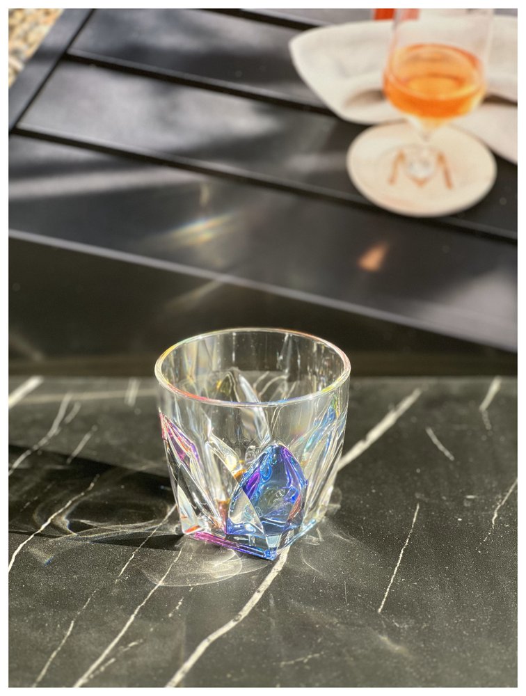Juego de cuatro vasos de whisky acrílicos sin tallo con diseño geométrico de arcoíris