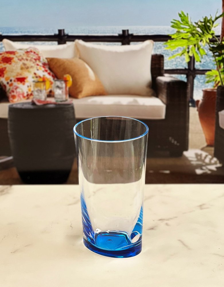 Juego de cuatro vasos altos de acrílico transparente y azul