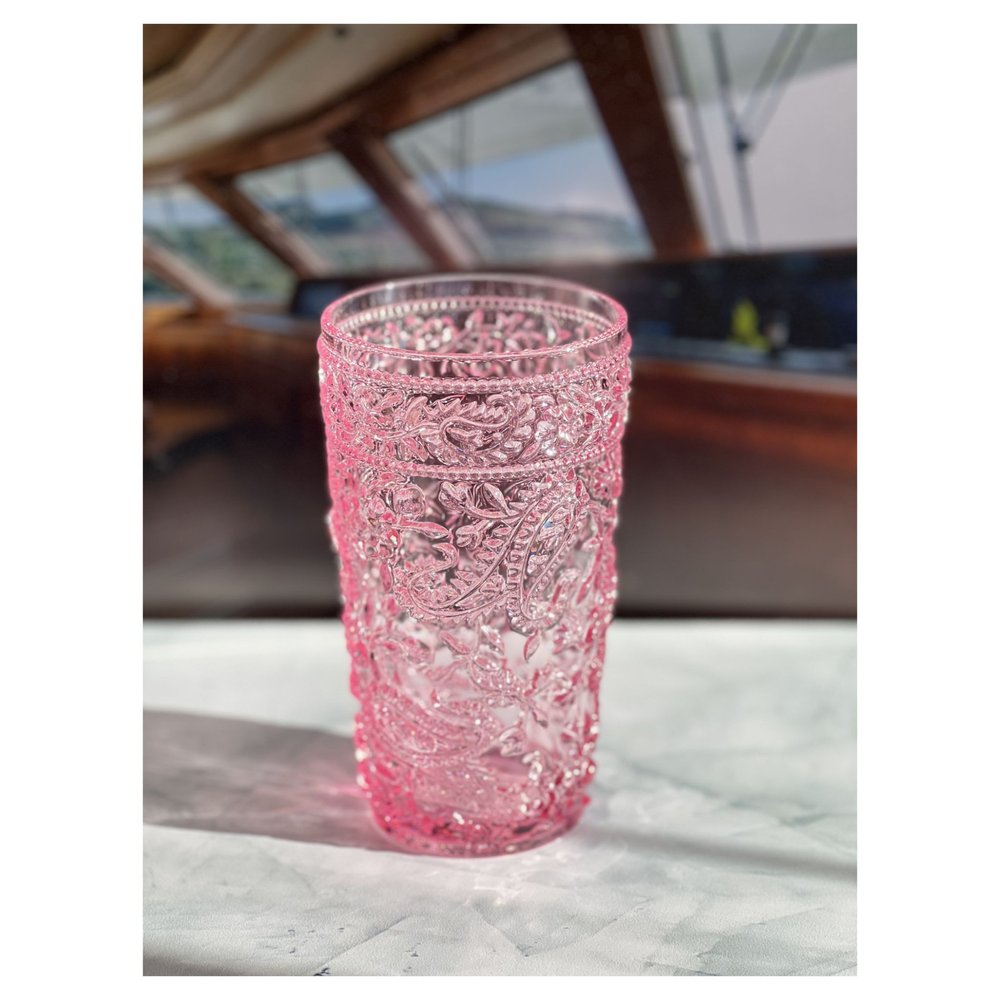 Juego de cuatro vasos altos sin tallo de acrílico con estampado paisley rosa