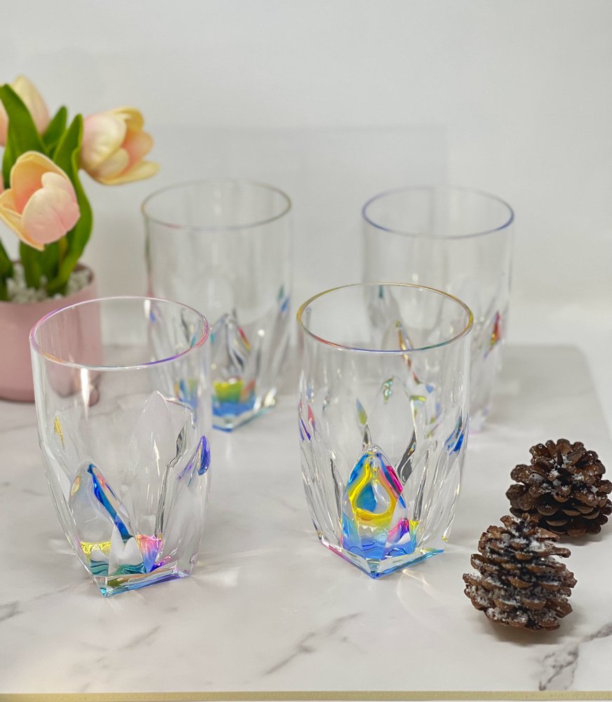 Juego de cuatro vasos altos de acrílico geométricos transparentes y arcoíris
