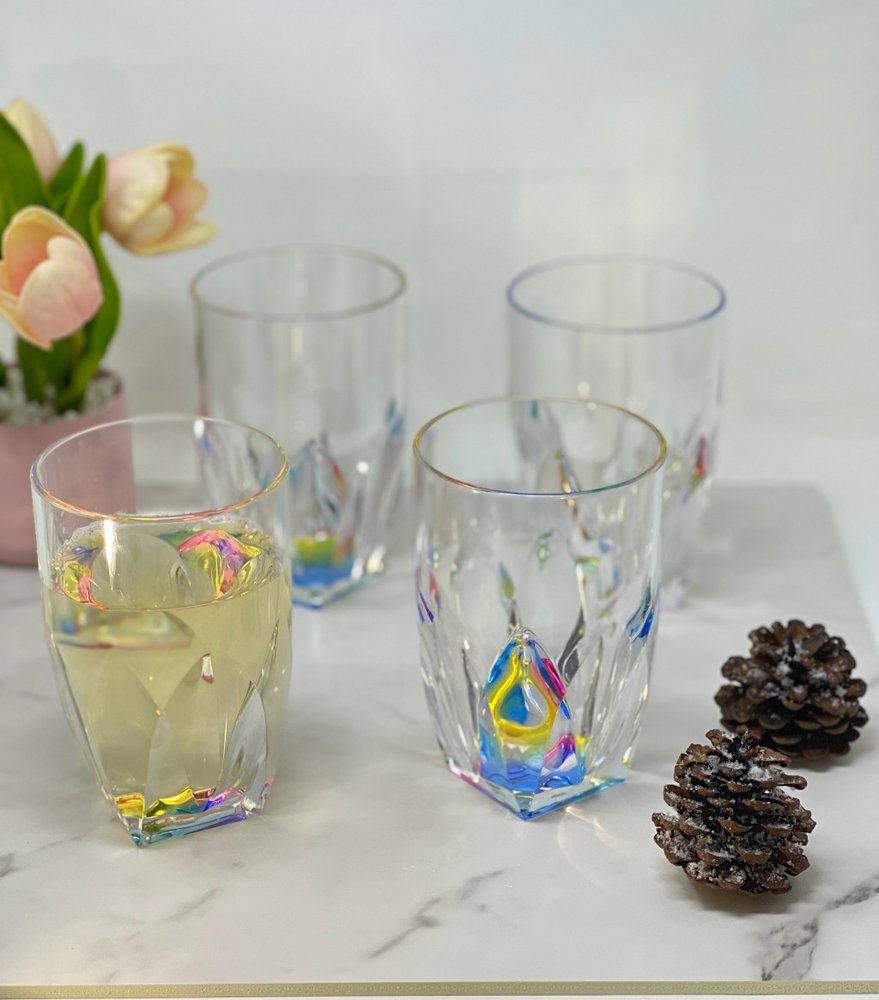 Juego de cuatro vasos altos de acrílico geométricos transparentes y arcoíris