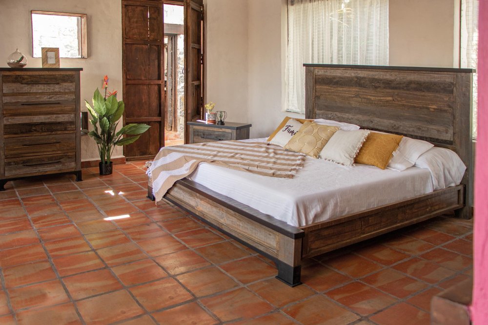 Cómoda de cinco cajones de madera maciza gris de 36"