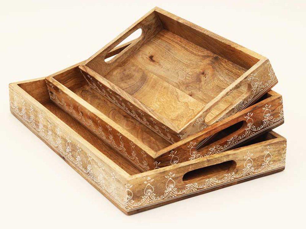 Juego de tres bandejas rectangulares de madera maciza natural con diseño floral, hechas a mano y con asas.