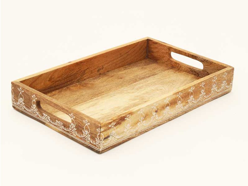 Juego de tres bandejas rectangulares de madera maciza natural con diseño floral, hechas a mano y con asas.