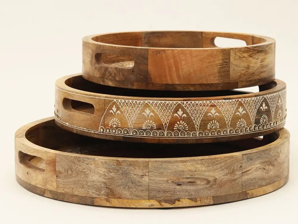 Juego de tres bandejas redondas de madera maciza natural con diseño floral para servir en interiores y exteriores, hechas a mano, con asas.