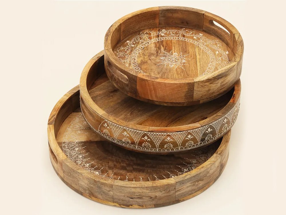 Juego de tres bandejas redondas de madera maciza natural con diseño floral para servir en interiores y exteriores, hechas a mano, con asas.
