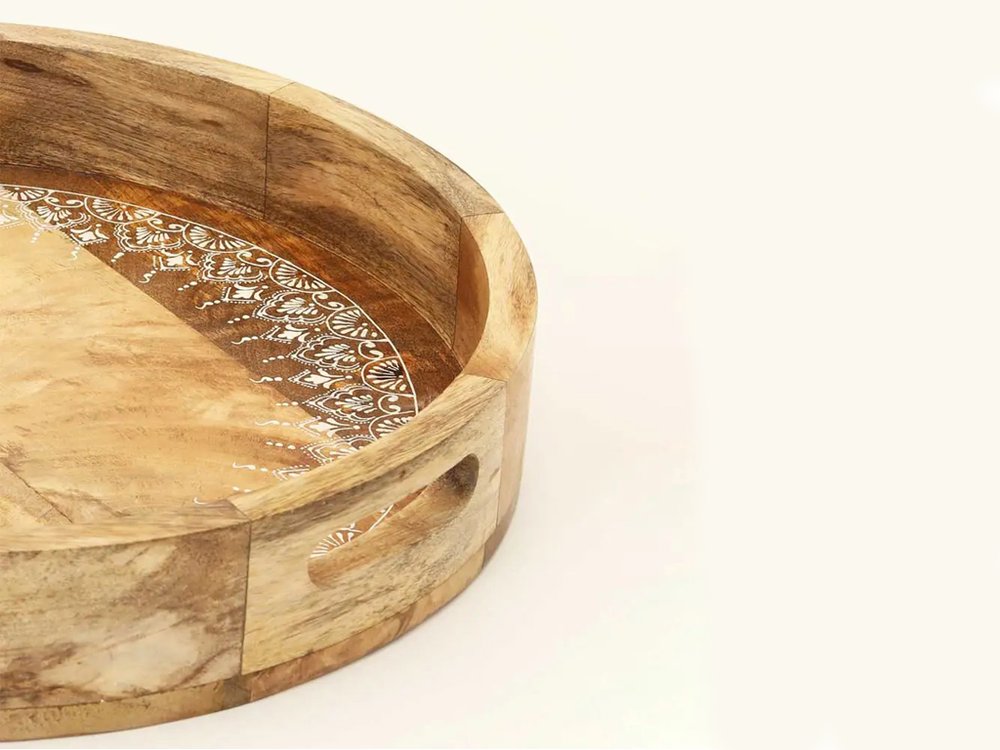 Juego de tres bandejas redondas de madera maciza natural con diseño floral para servir en interiores y exteriores, hechas a mano, con asas.