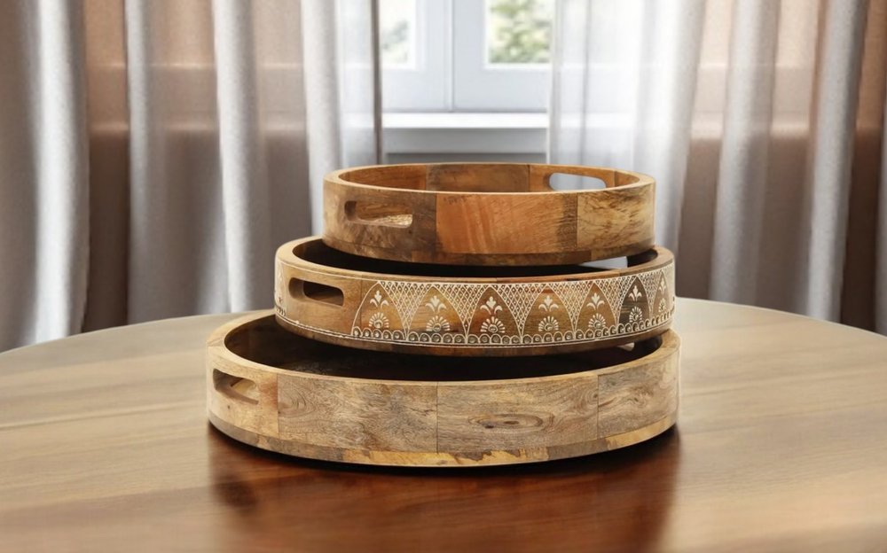 Juego de tres bandejas redondas de madera maciza natural con diseño floral para servir en interiores y exteriores, hechas a mano, con asas.