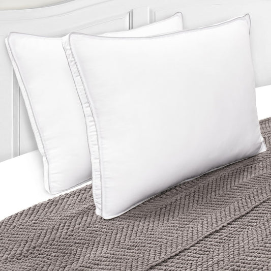 Juego de dos almohadas de microfibra hipoalergénicas tamaño king con relleno alternativo de plumón.