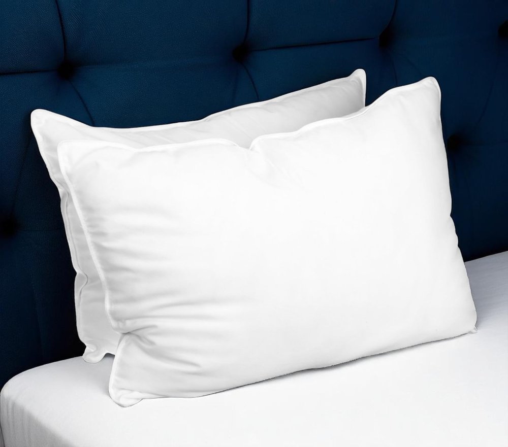 Juego de dos almohadas de microfibra hipoalergénicas tamaño king con relleno alternativo de plumón.