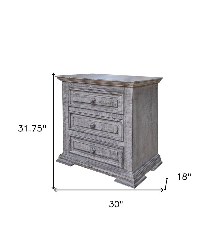 Mesita de noche de tres cajones de madera maciza gris de 32"