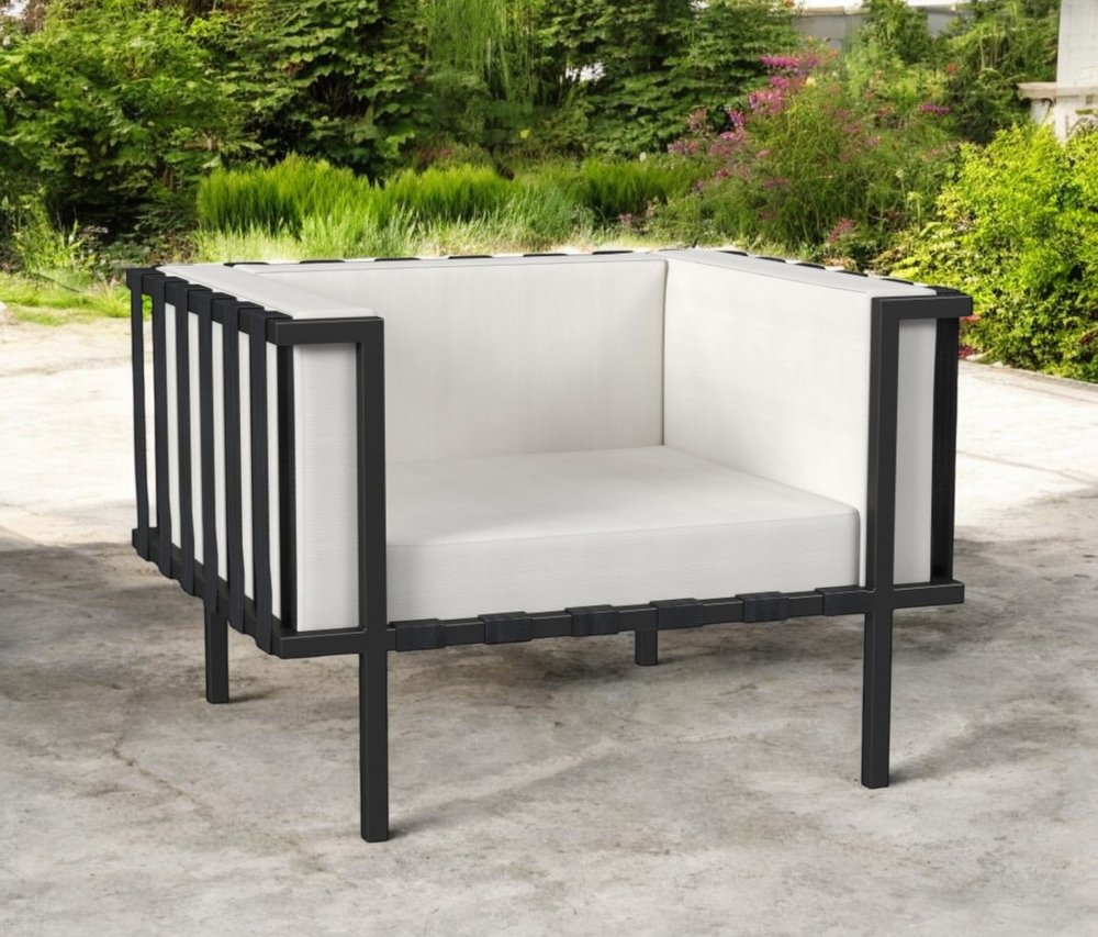 Sillón de exterior de metal negro de 83 cm con cojín blanco roto