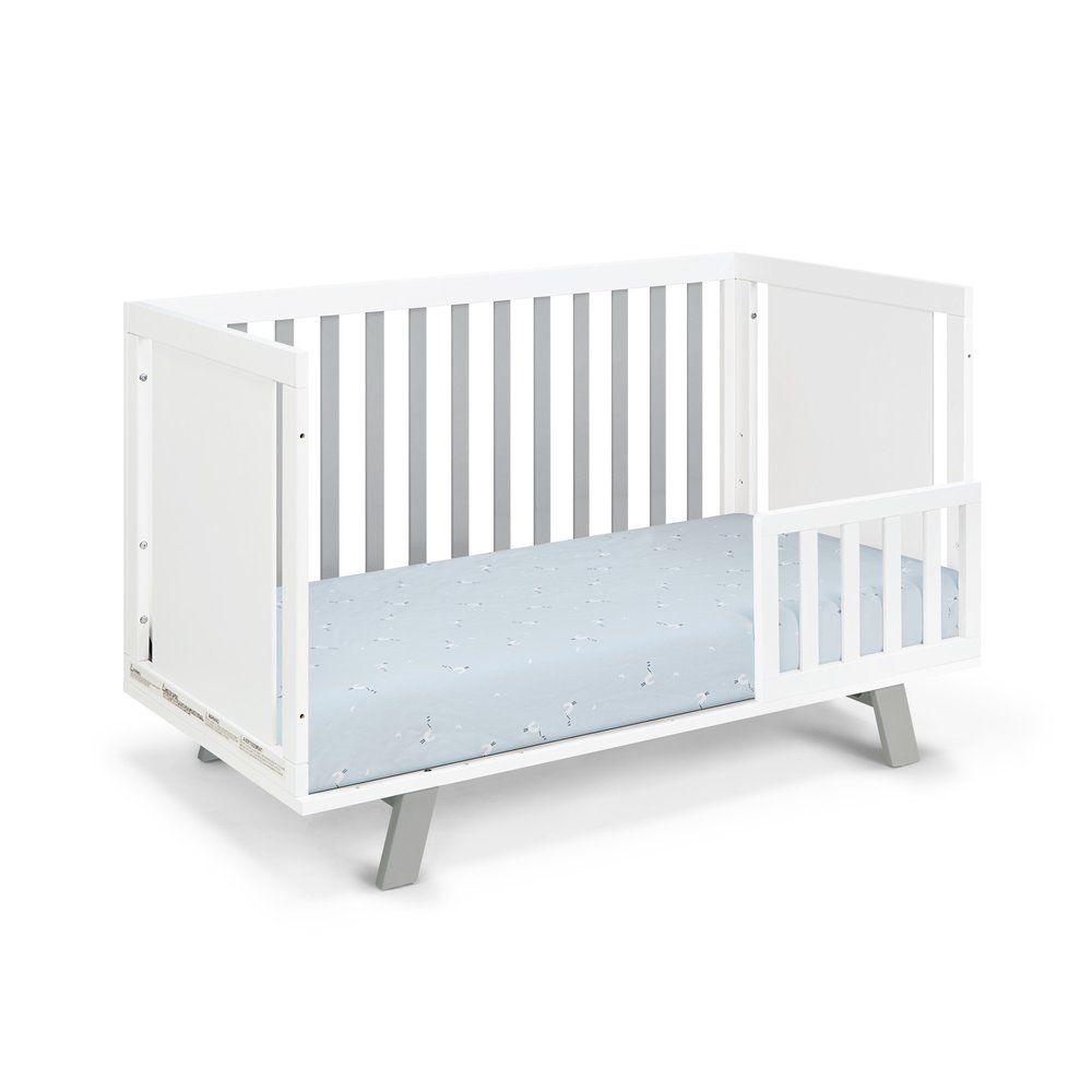 Cuna convertible tres en uno estándar de madera maciza y manufacturada en gris y blanco