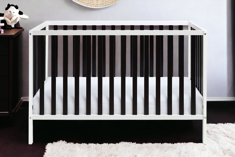 Cuna convertible tres en uno estándar de madera maciza y manufacturada en blanco y negro