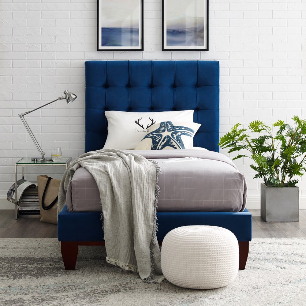 Cama individual de madera maciza azul marino con tapizado de terciopelo capitoné
