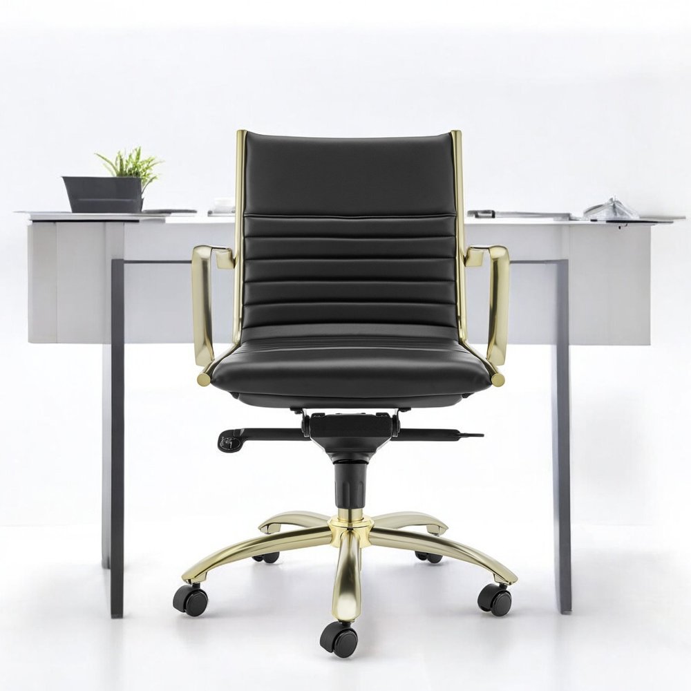Silla de oficina giratoria ajustable para conferencias, de acero negro y dorado y cuero sintético.