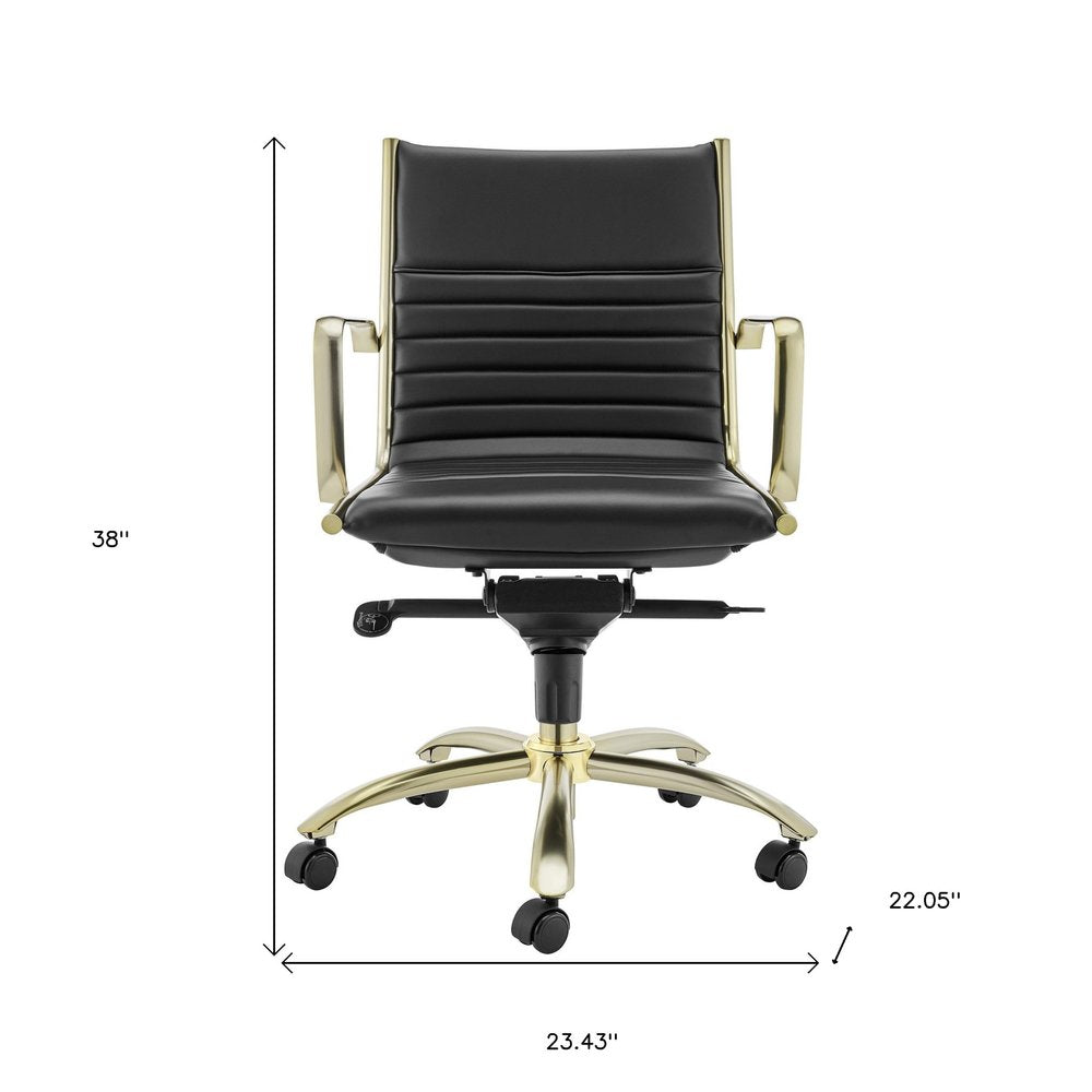 Silla de oficina giratoria ajustable para conferencias, de acero negro y dorado y cuero sintético.