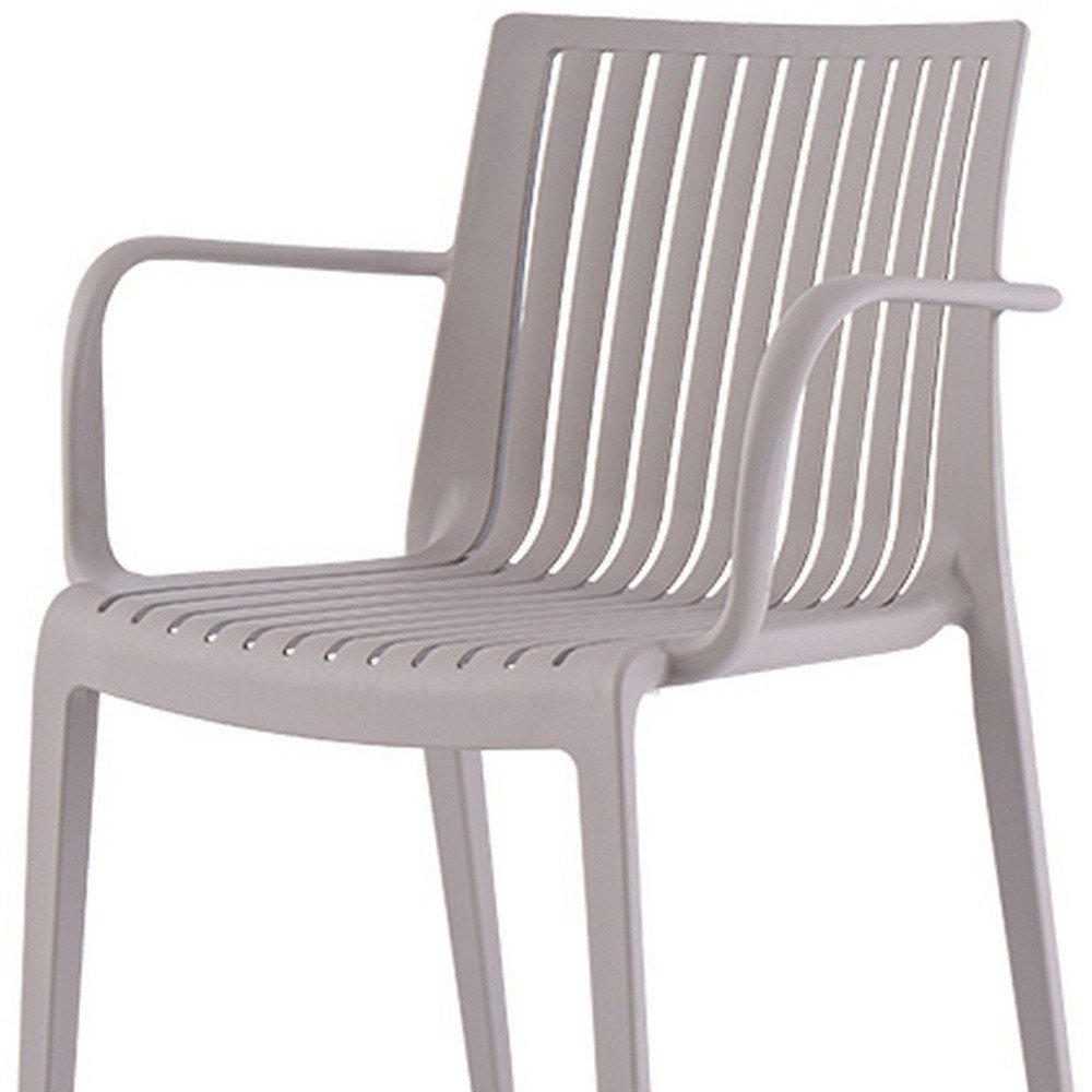 Juego de cuatro sillas apilables para exteriores de plástico resistente color topo de 22"