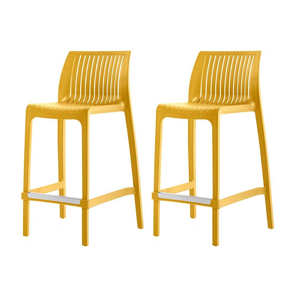 Juego de cuatro sillas de bar para exteriores de 26" de plástico resistente, color amarillo, con respaldo bajo y altura de mostrador