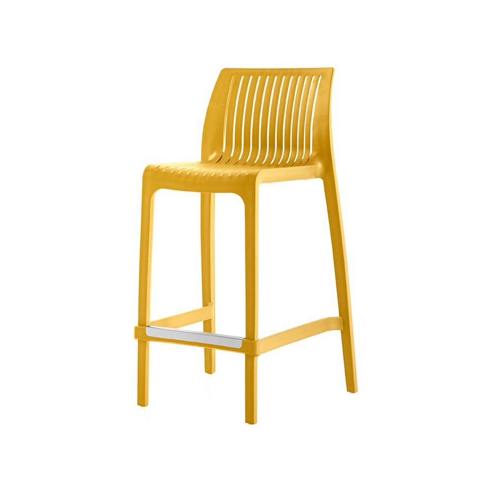 Juego de cuatro sillas de bar para exteriores de 26" de plástico resistente, color amarillo, con respaldo bajo y altura de mostrador