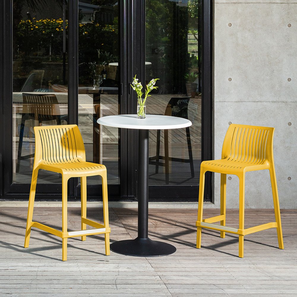 Juego de cuatro sillas de bar para exteriores de 26" de plástico resistente, color amarillo, con respaldo bajo y altura de mostrador