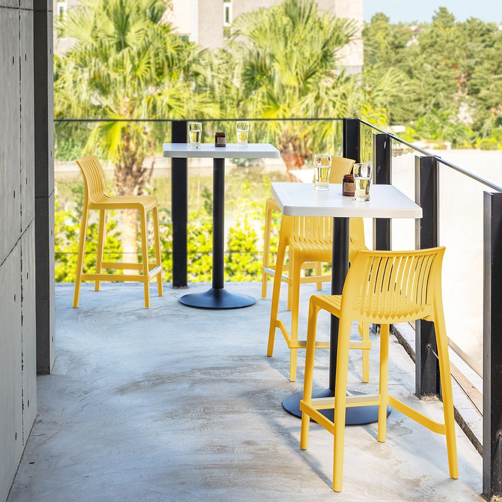 Juego de cuatro sillas de bar para exteriores de 26" de plástico resistente, color amarillo, con respaldo bajo y altura de mostrador
