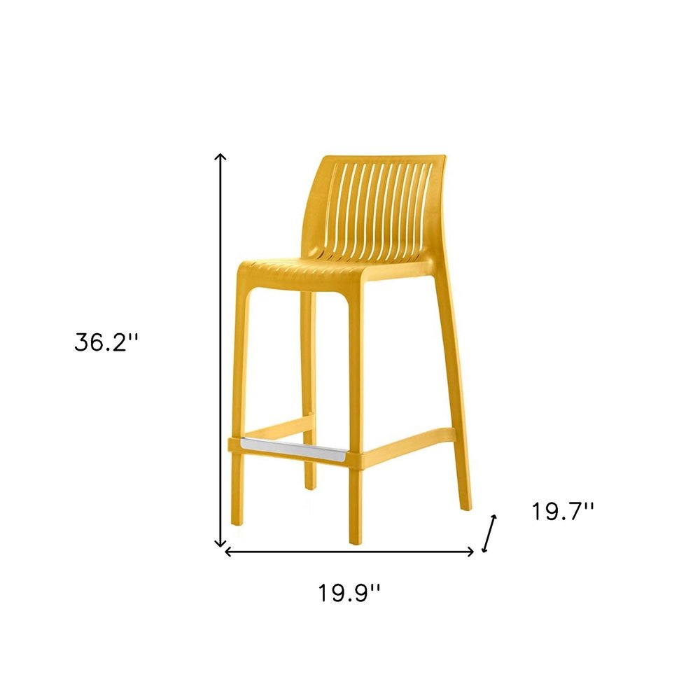 Juego de cuatro sillas de bar para exteriores de 26" de plástico resistente, color amarillo, con respaldo bajo y altura de mostrador