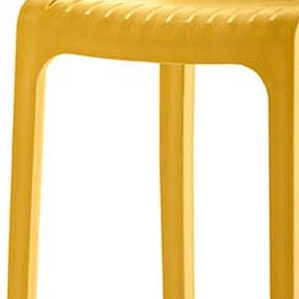 Juego de cuatro sillas de bar para exteriores de 26" de plástico resistente, color amarillo, con respaldo bajo y altura de mostrador