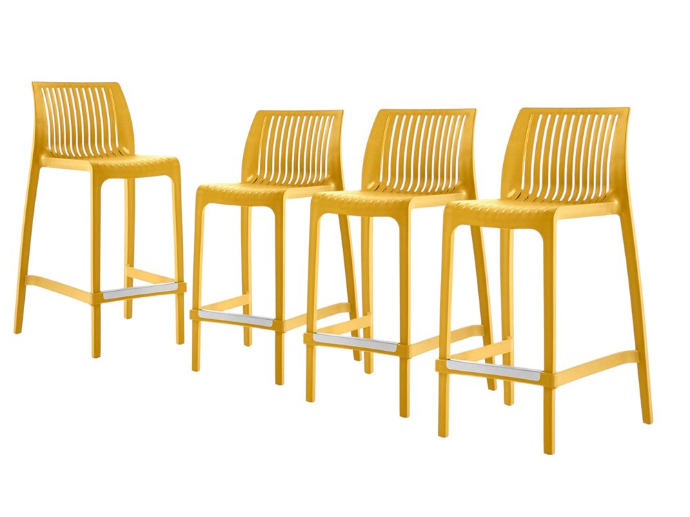Juego de cuatro sillas de bar para exteriores de 26" de plástico resistente, color amarillo, con respaldo bajo y altura de mostrador