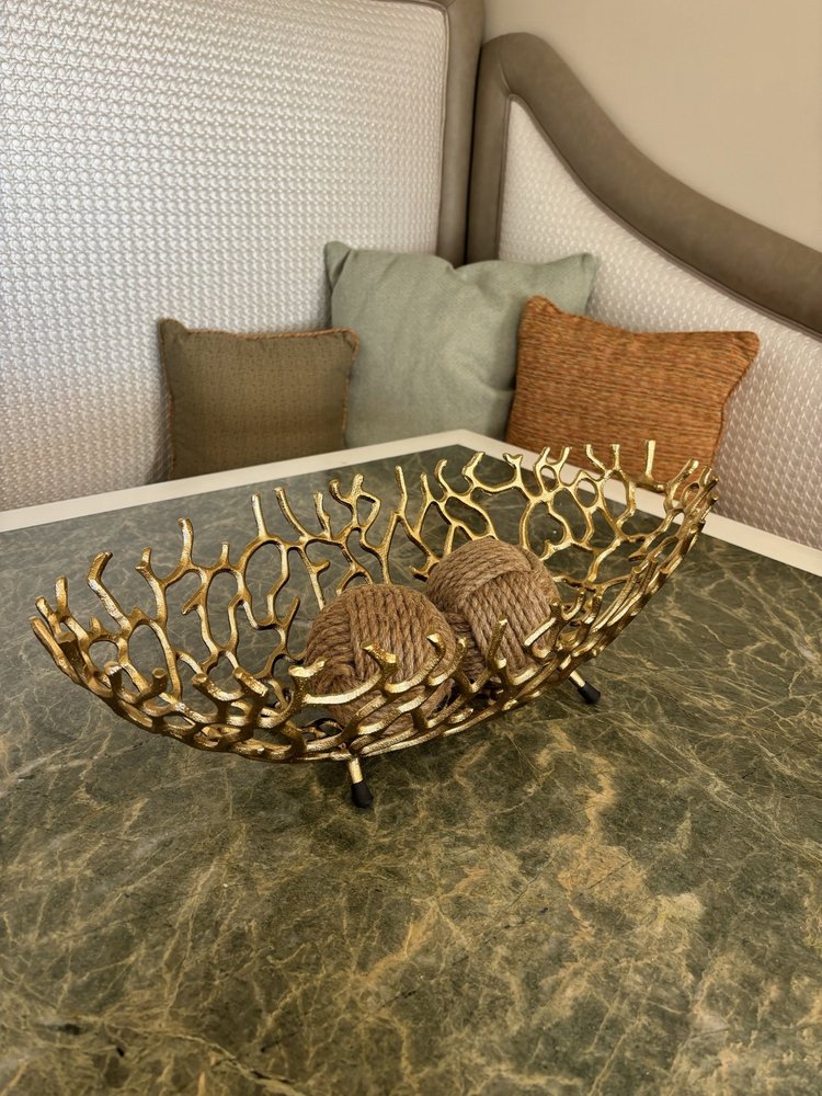 Cuenco ovalado de aluminio dorado de 22" con coral artificial para centro de mesa