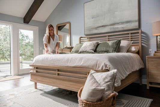 Marco de cama tamaño queen de madera maciza tallada con diseño geométrico en marrón
