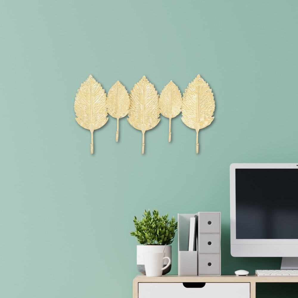 Perchero de pared de aluminio dorado de 18" con cinco ganchos y diseño de hojas