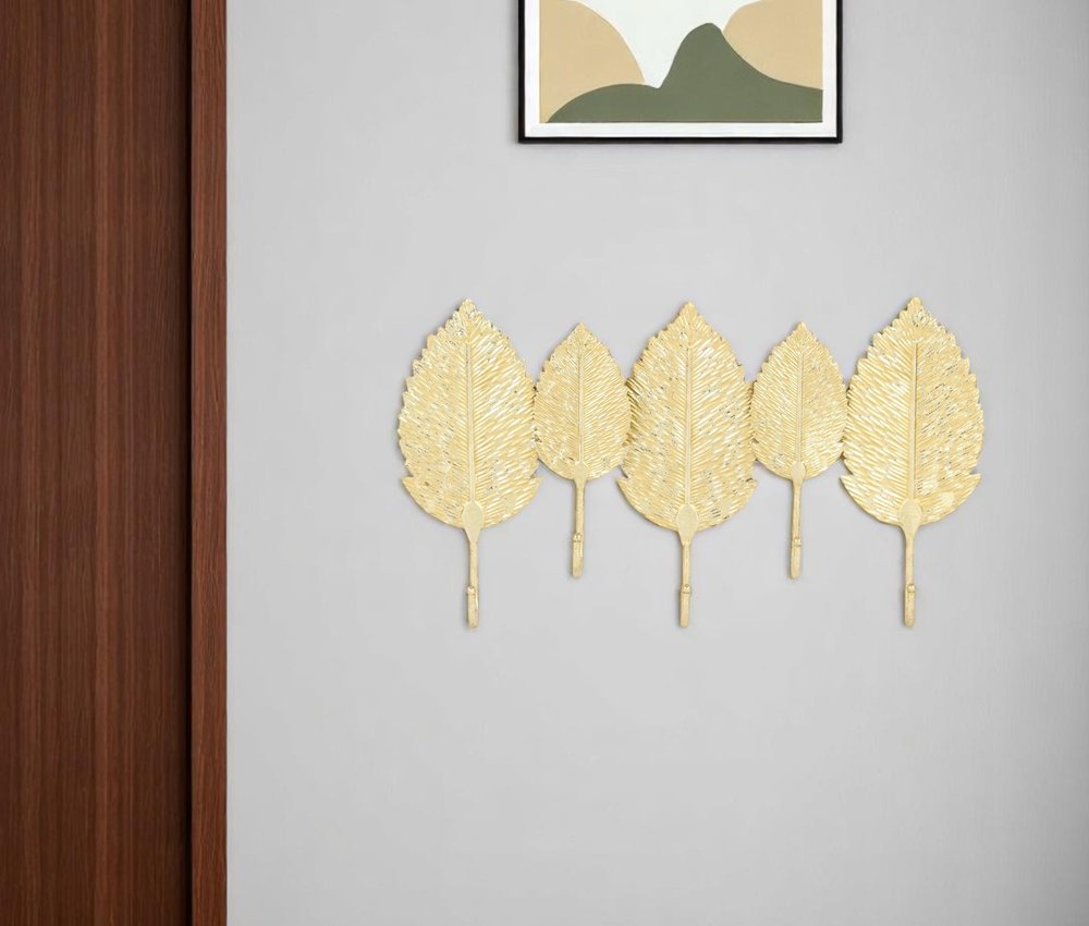 Perchero de pared de aluminio dorado de 18" con cinco ganchos y diseño de hojas