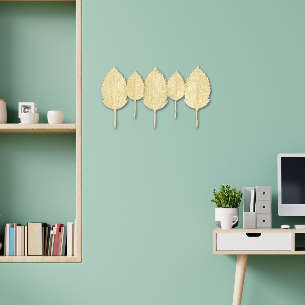 Perchero de pared de aluminio dorado de 18" con cinco ganchos y diseño de hojas