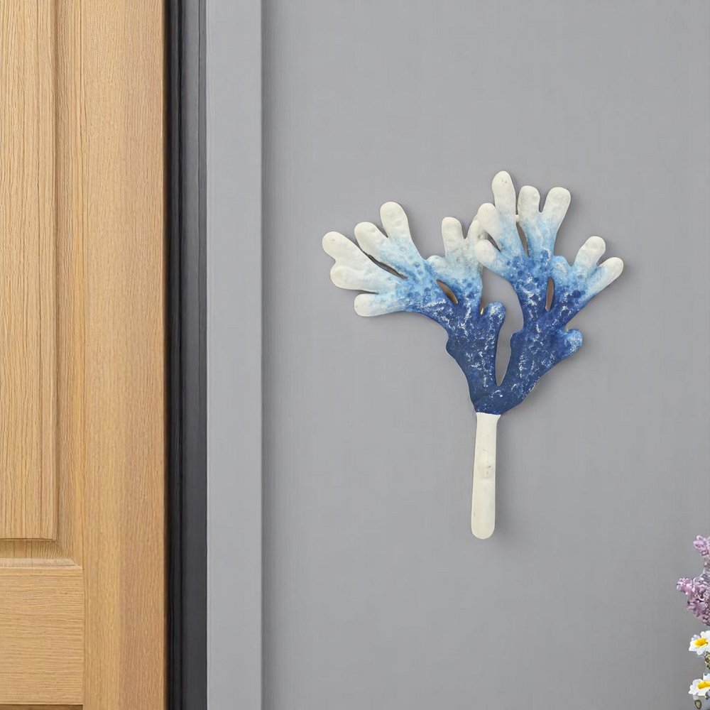 Gancho de pared de hierro fundido azul y blanco de 5" con diseño de coral
