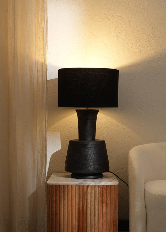 Lámpara de mesa de urna de madera maciza negra envejecida de 73 cm con pantalla de tambor negra