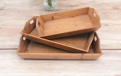 Juego de tres bandejas para servir de madera marrón