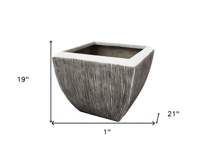 Maceta grande con diseño desgastado y acanalado