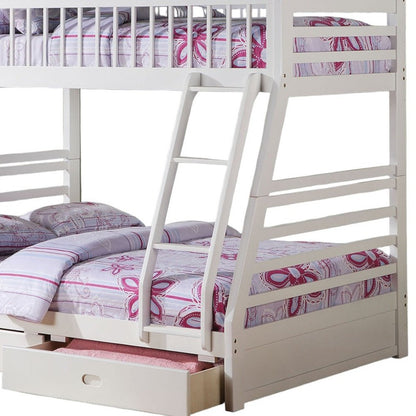 Litera de madera blanca con espacio de almacenamiento, dos camas individuales sobre una cama matrimonial