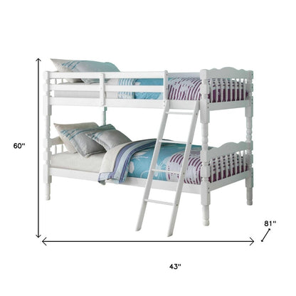 Cama litera blanca individual sobre individual