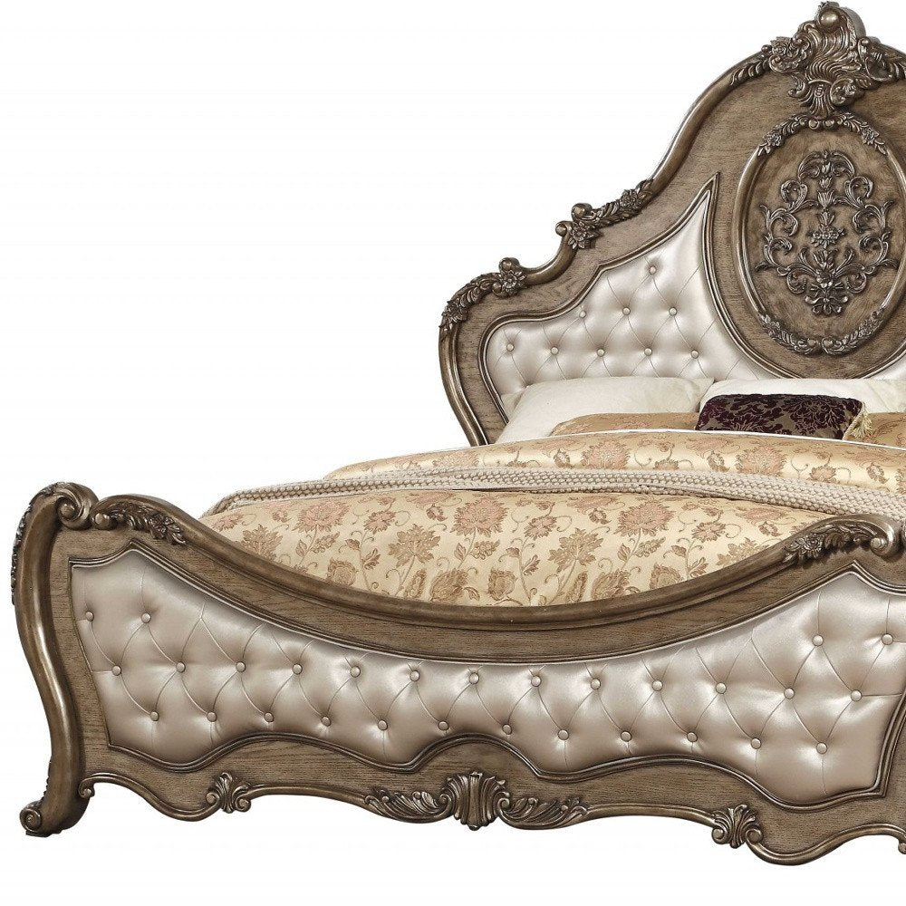 Cama Queen con capitoné de piel sintética tapizada en bronce y ribete de tachuelas