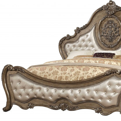Cama Queen con capitoné de piel sintética tapizada en bronce y ribete de tachuelas