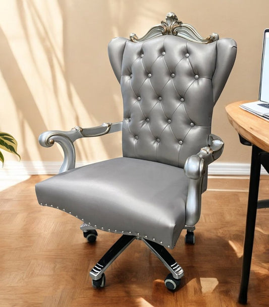 Silla ejecutiva giratoria ajustable con asiento capitoné de cuero sintético gris y respaldo de cuero