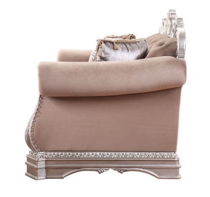 Loveseat de terciopelo color champán de 80" y cojines decorativos