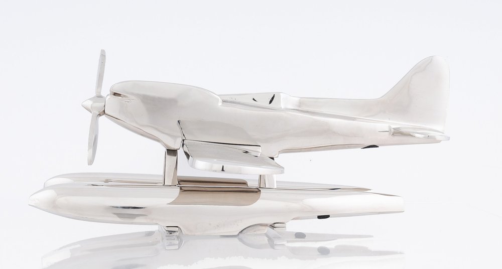 Escultura de sobremesa de avión a escala de 7" en metal niquelado, pintada a mano