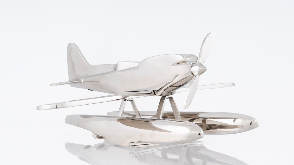 Escultura de sobremesa de avión a escala de 7" en metal niquelado, pintada a mano