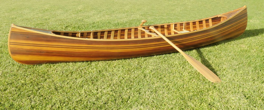 Escultura de mesa de barco de madera maciza marrón de 16" pintada a mano