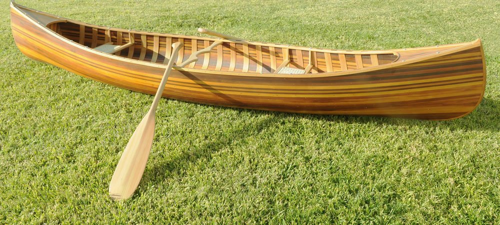 Escultura de mesa de barco de madera maciza marrón de 16" pintada a mano