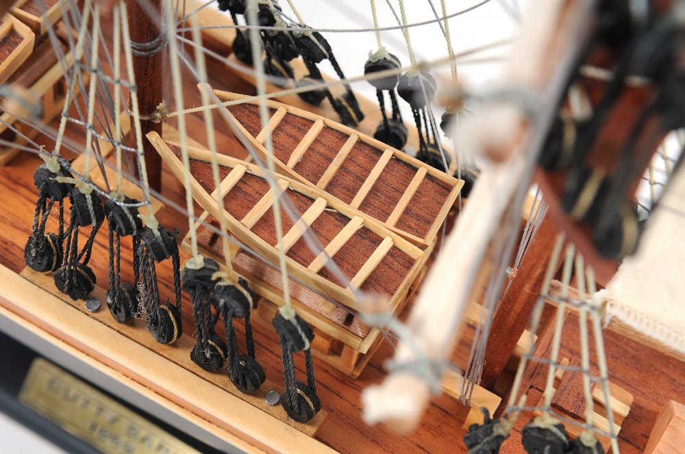Escultura de mesa de barco Cutty Sark de 17" en madera marrón y metal, pintada a mano