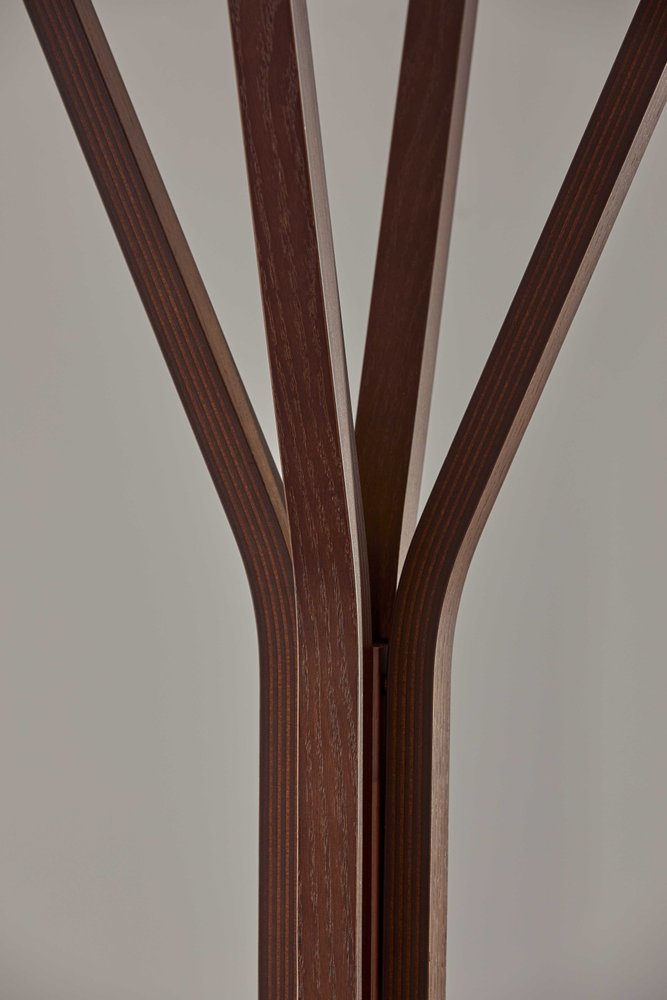 Perchero independiente de madera marrón de 68" con cuatro ganchos
